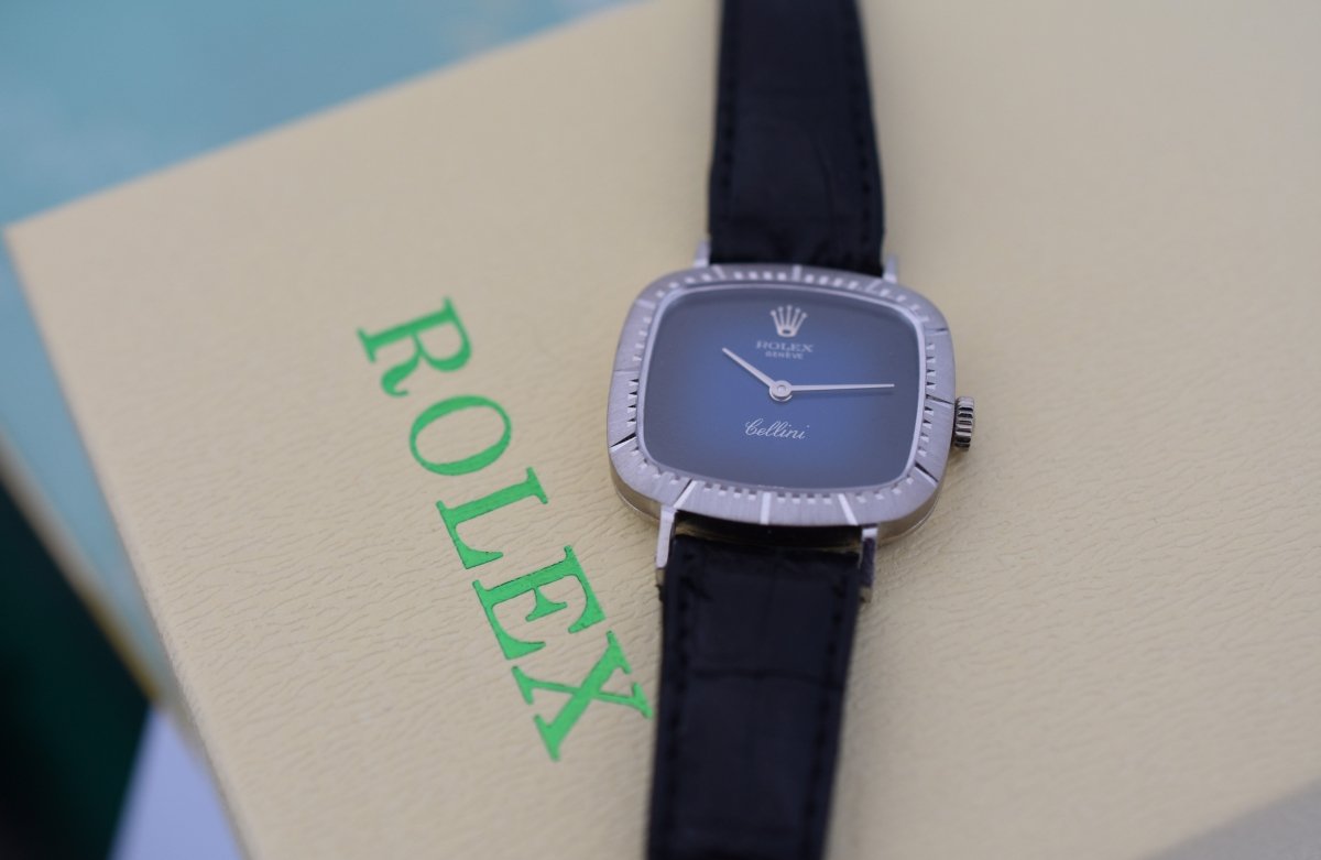 Montre ROLEX "Cellini Zephir" en or blanc, cuir et saphir - Castafiore