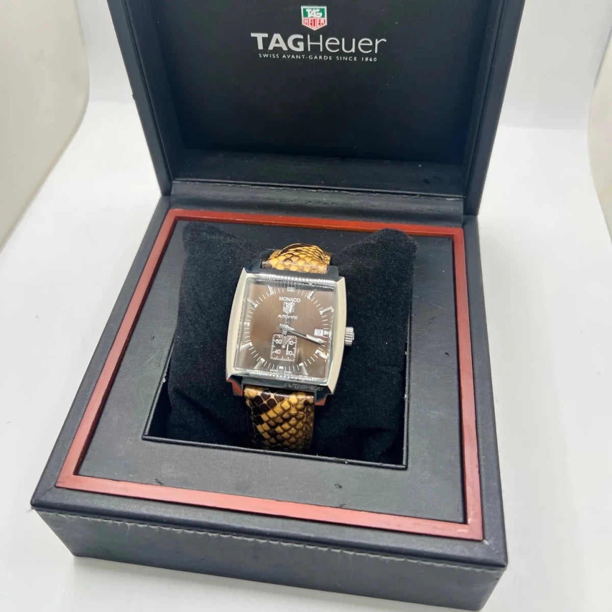 Montre TAG HEUER "Monaco Calibre 6" en acier inoxydable et cuir - Castafiore