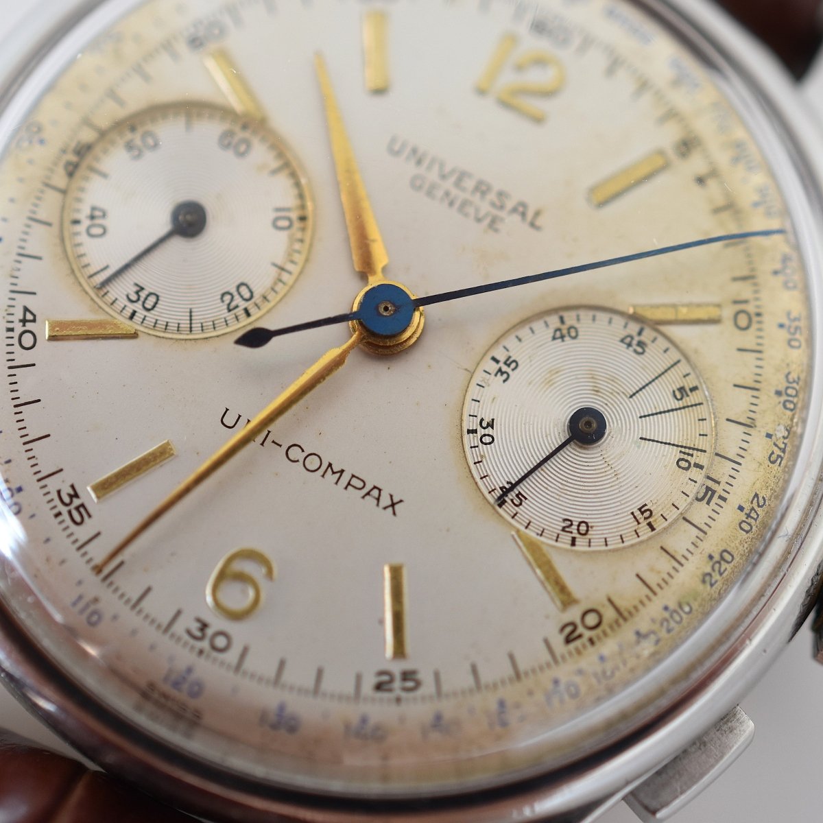 Montre UNIVERSAL GENEVE "Uni-Compax" en acier - Castafiore