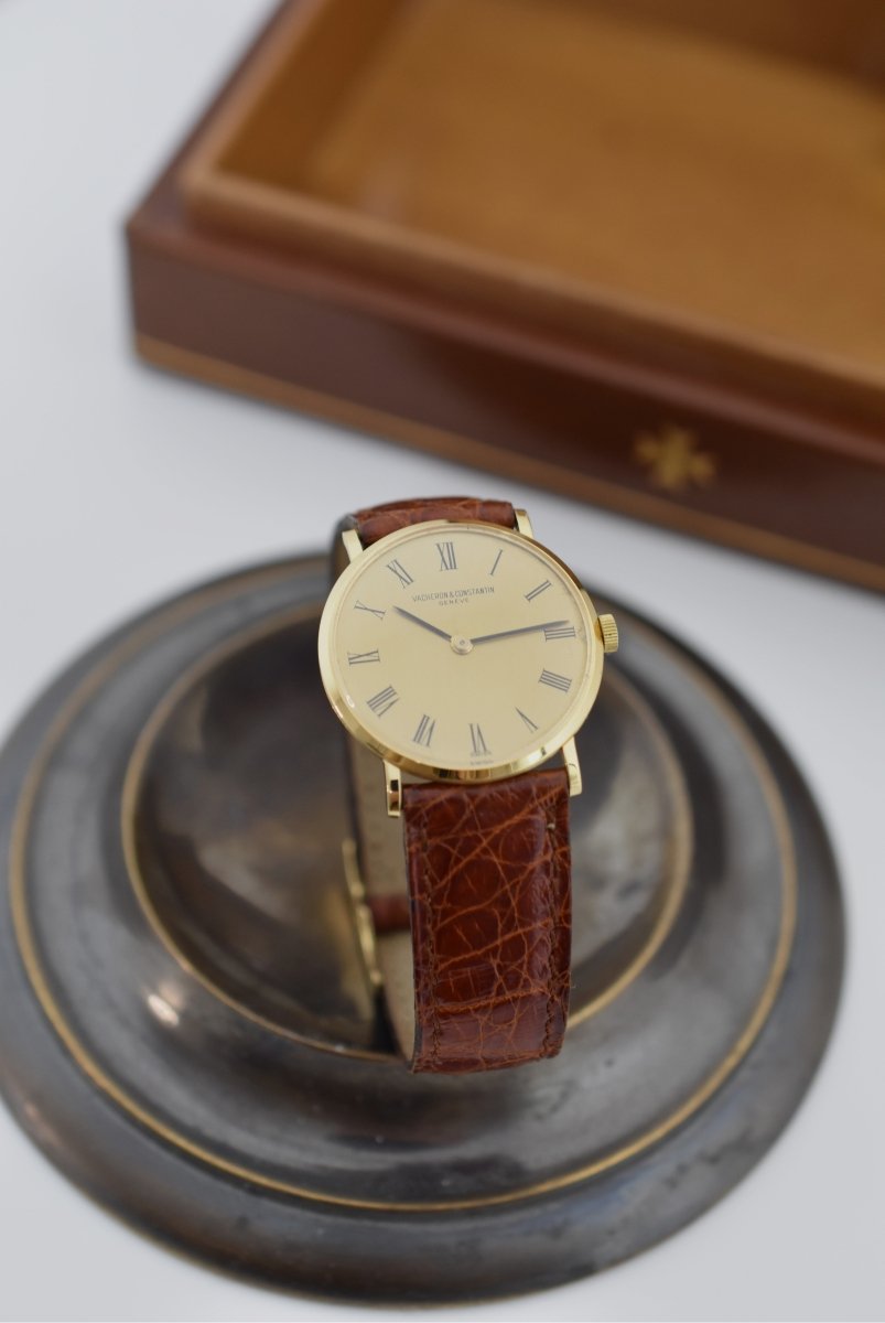Montre VACHERON CONSTANTIN "Ultra - Thin" en or jaune, - Castafiore
