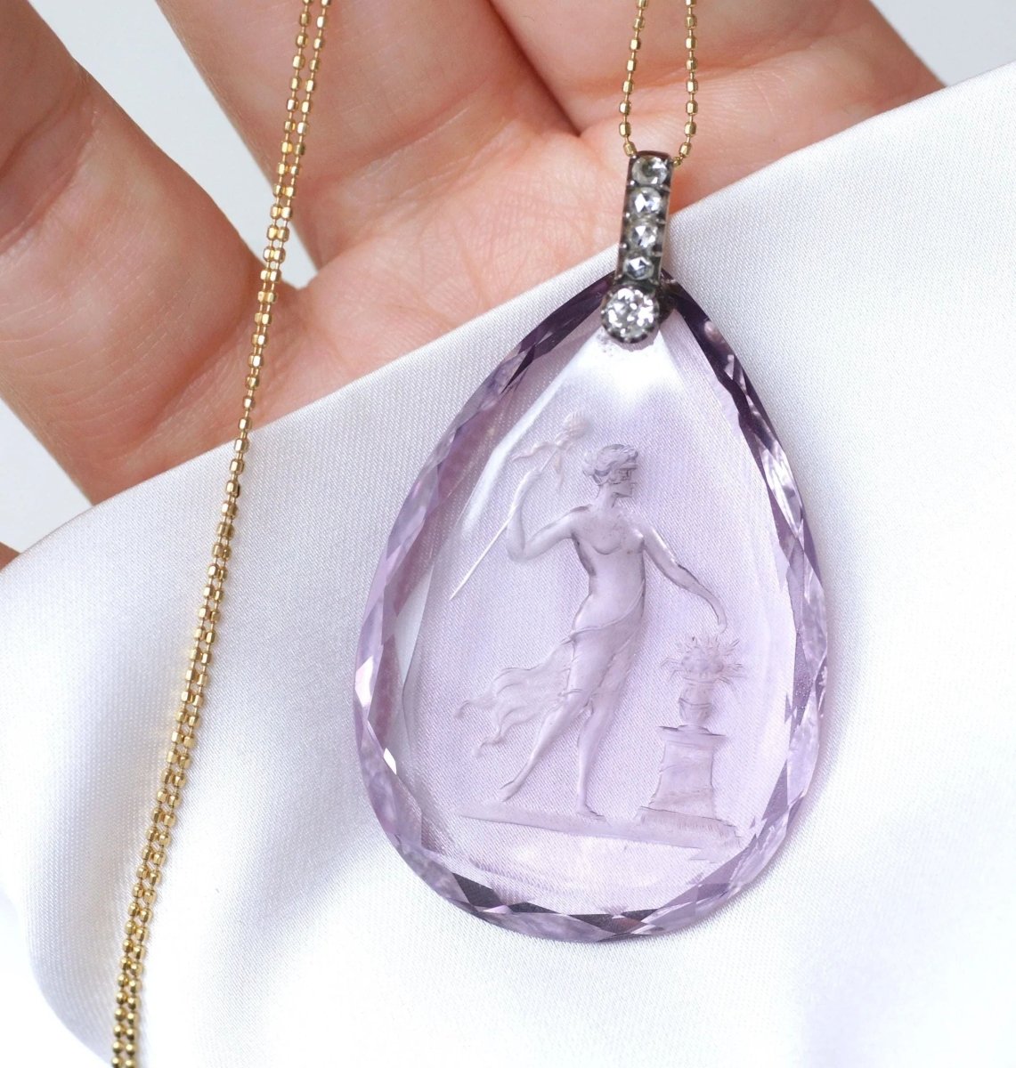 Pendentif Ancien Goutte Intaille Améthyste et Diamants - Castafiore
