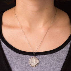 Pendentif ANONYME Médaille maille figaro en platine nacre et perles fines - Castafiore