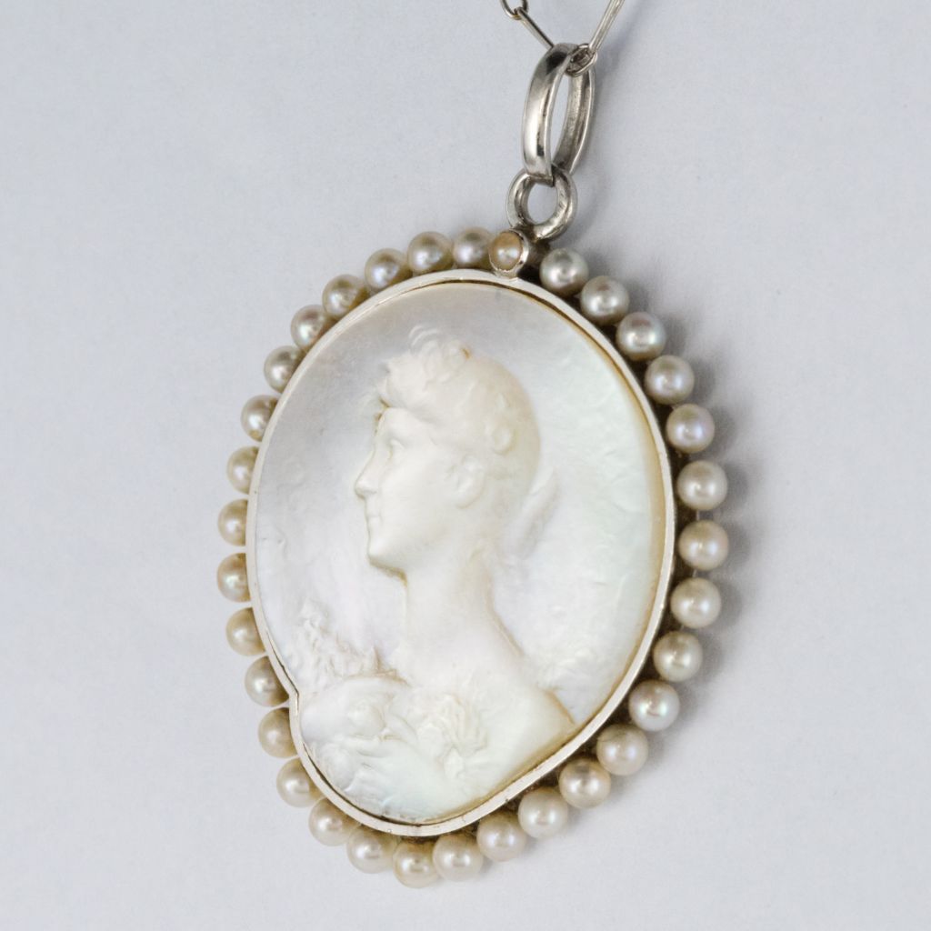 Pendentif ANONYME Médaille maille figaro en platine nacre et perles fines - Castafiore