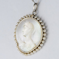 Pendentif ANONYME Médaille maille figaro en platine nacre et perles fines - Castafiore