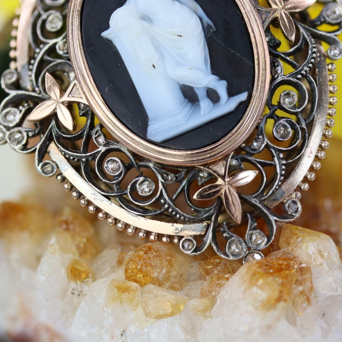 Pendentif broche camée en or rose et argent avec diamants - Castafiore