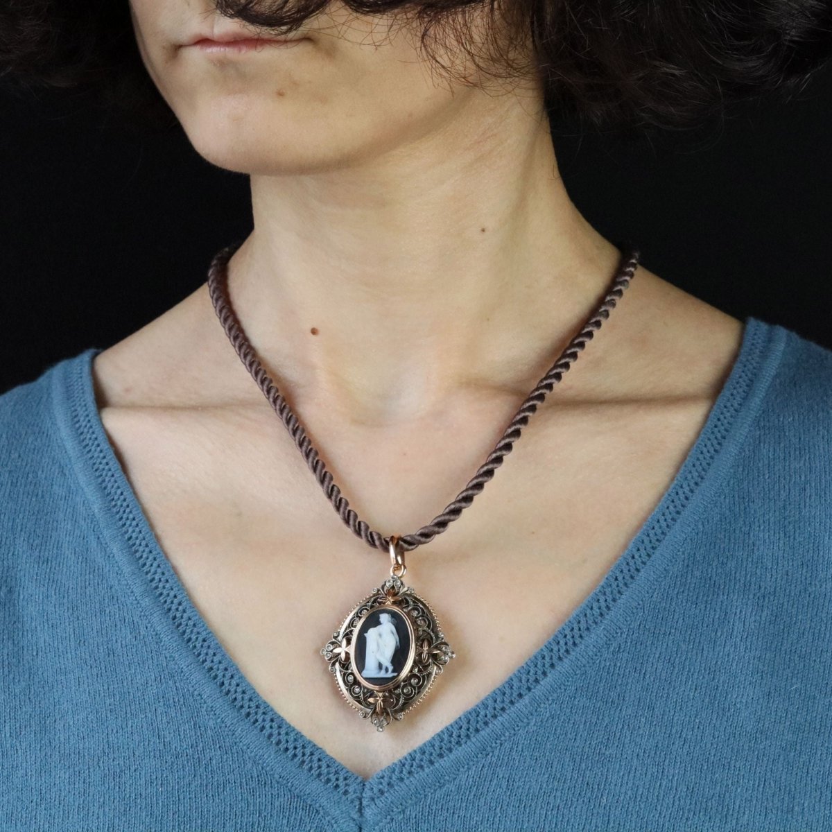 Pendentif broche camée en or rose et argent avec diamants - Castafiore