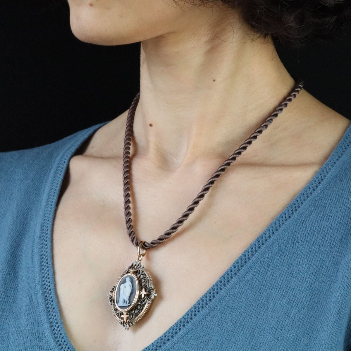 Pendentif broche camée en or rose et argent avec diamants - Castafiore