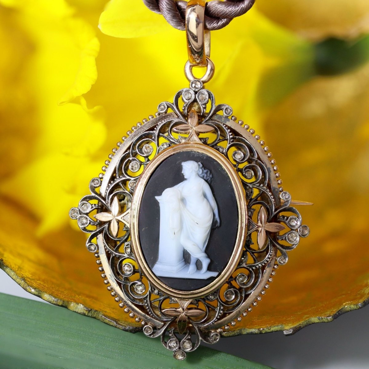 Pendentif broche camée en or rose et argent avec diamants - Castafiore