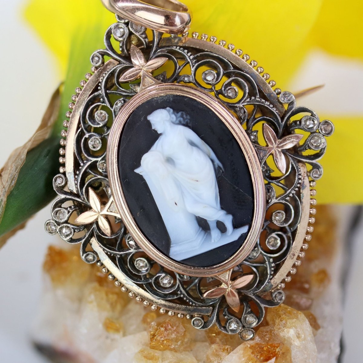 Pendentif broche camée en or rose et argent avec diamants - Castafiore