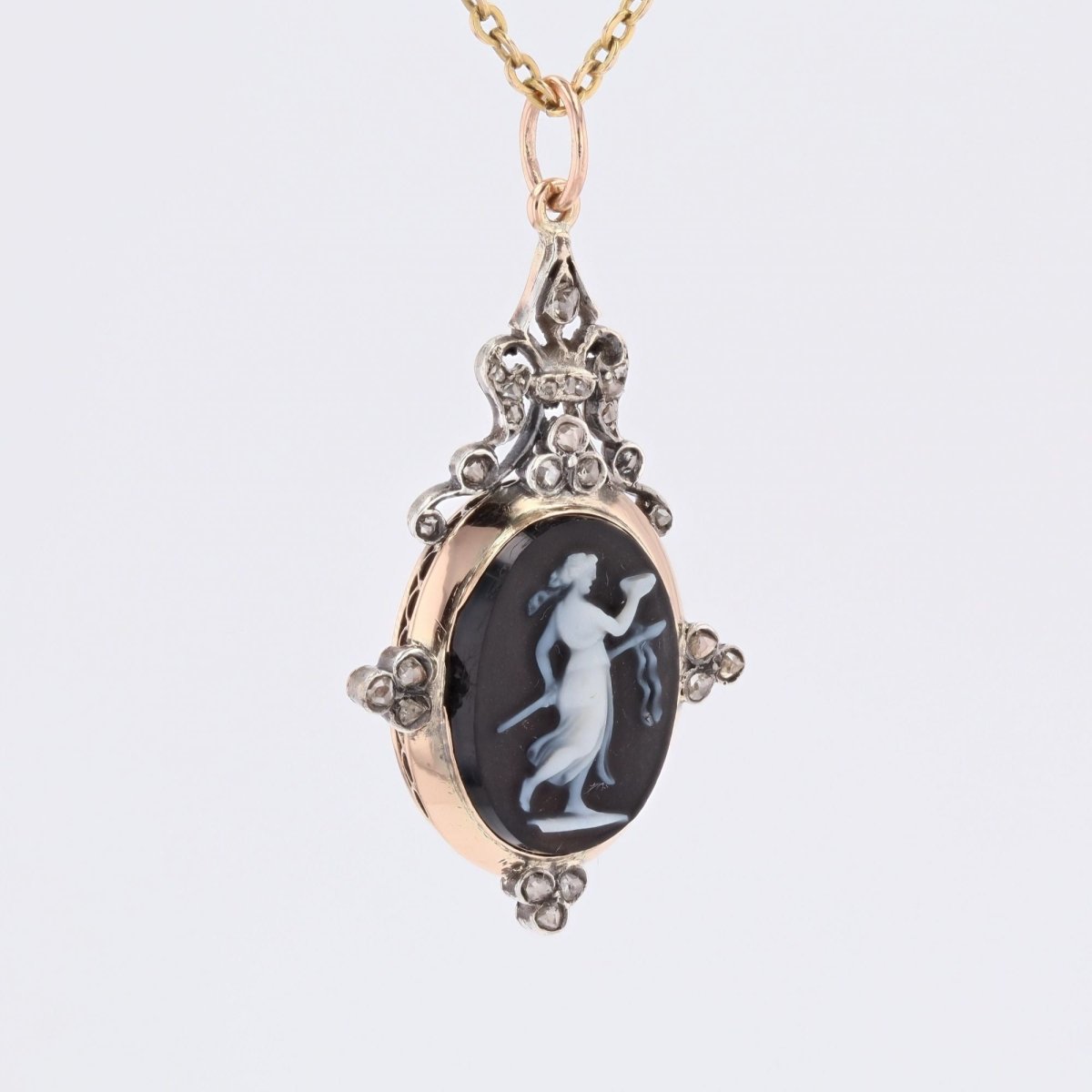 Pendentif camée en or rose et diamants - Castafiore