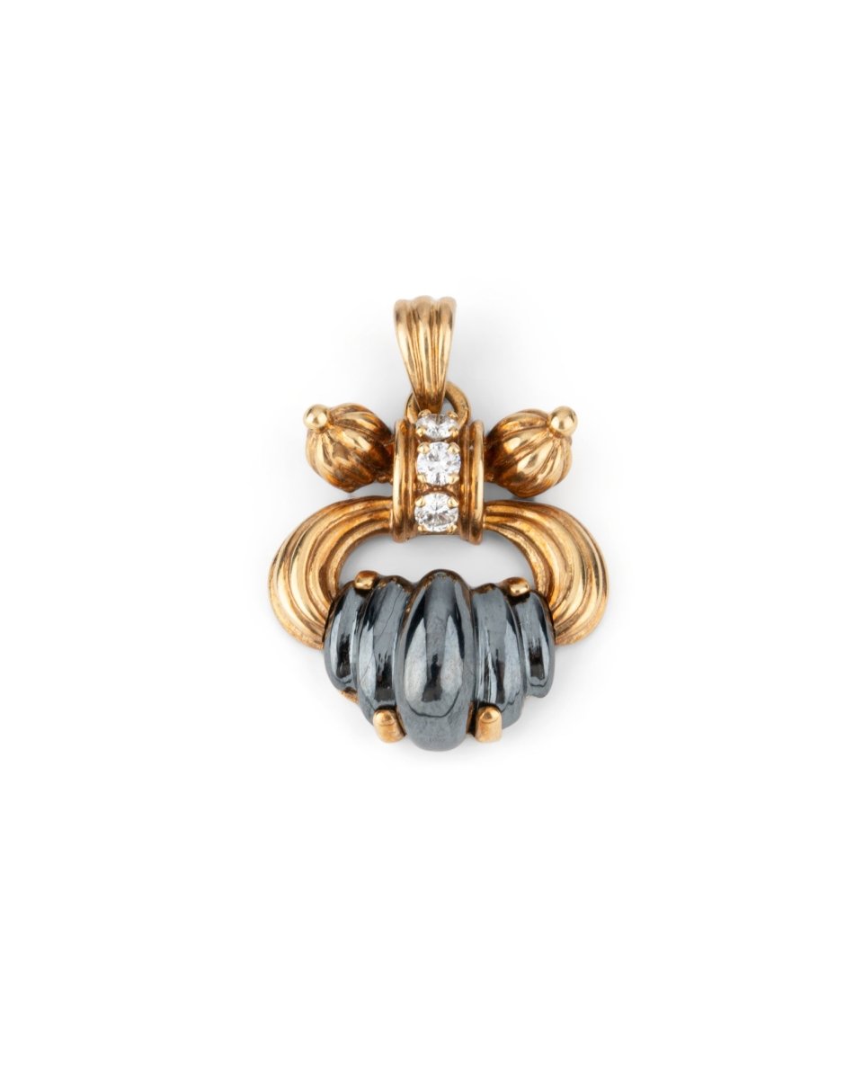 Pendentif CHAUMET en or jaune, hématite et diamants - Castafiore