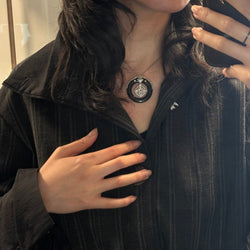 Pendentif en or blanc, platine, onyx, rubis et diamants - Castafiore