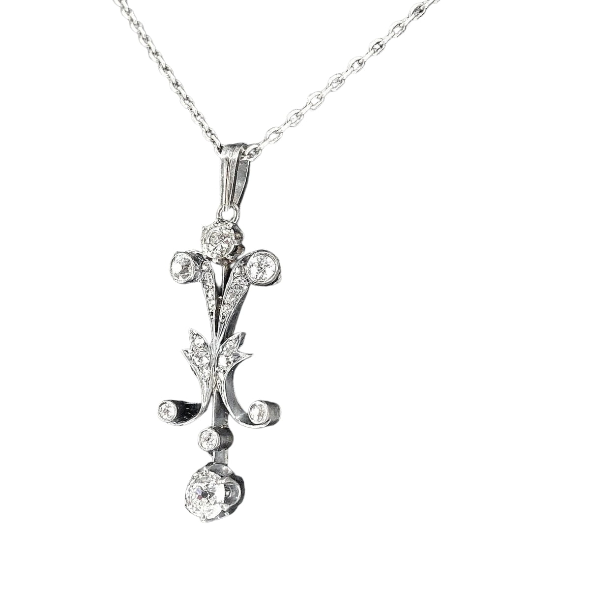 Pendentif en or et argent serti de diamants, avec chaîne. Epoque Napoléon III