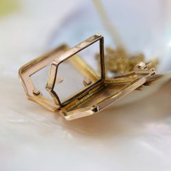 Pendentif médaillon ancien écusson en or rose et or blanc - Castafiore