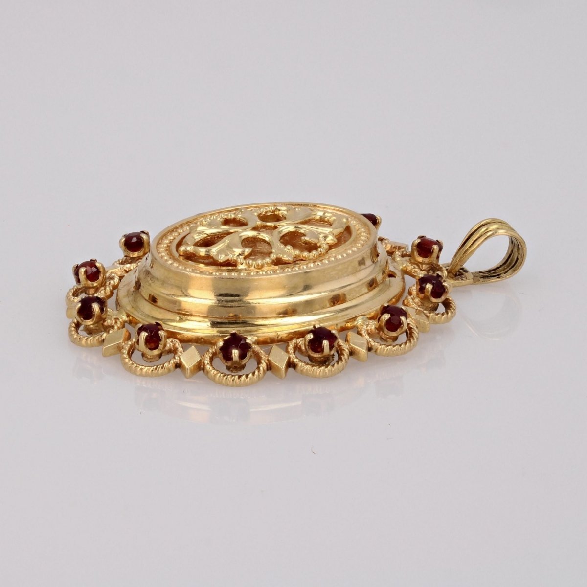 Pendentif MÉDAILLON en or jaune grenats - Castafiore