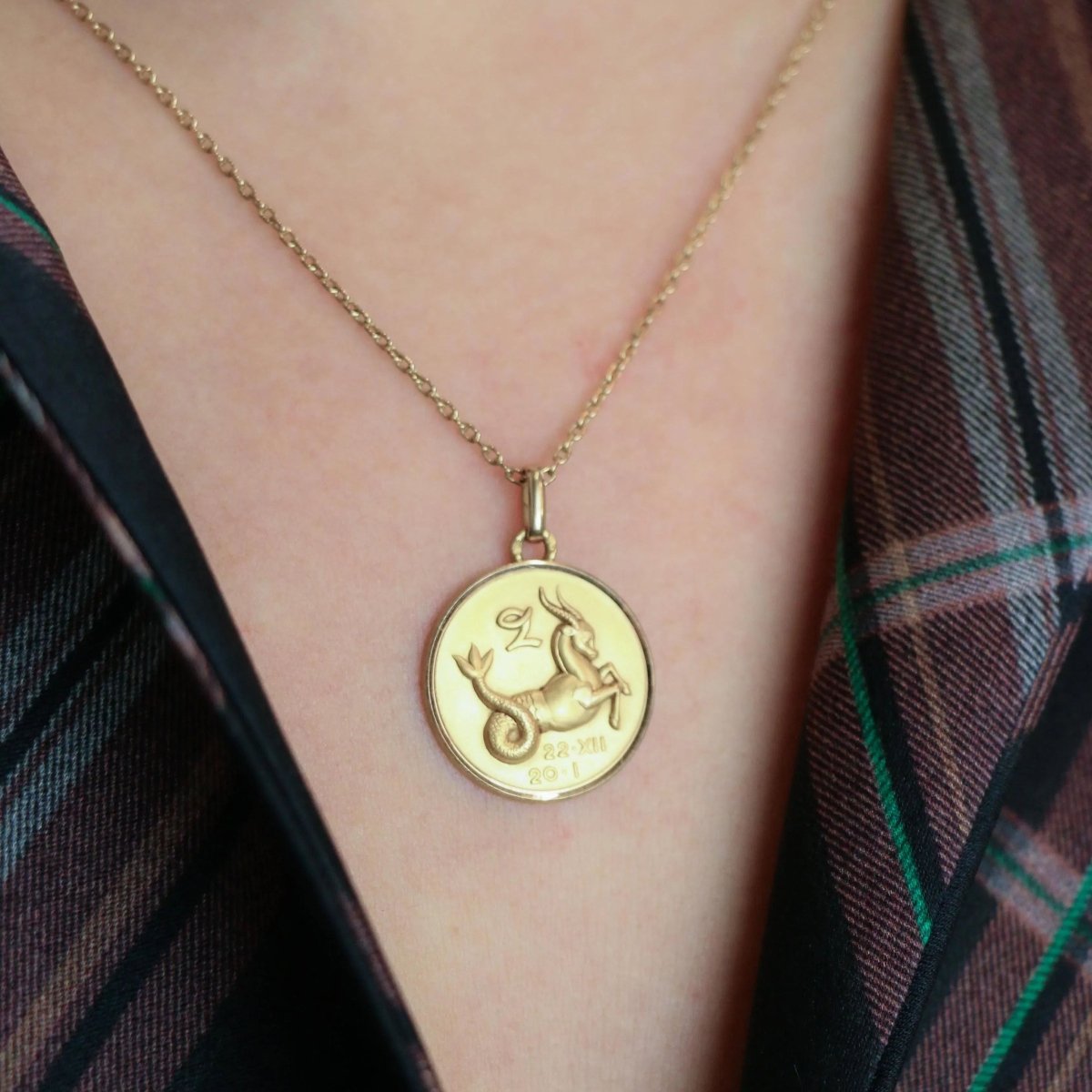 Pendentif signe du zodiaque Capricorne en or jaune - Castafiore