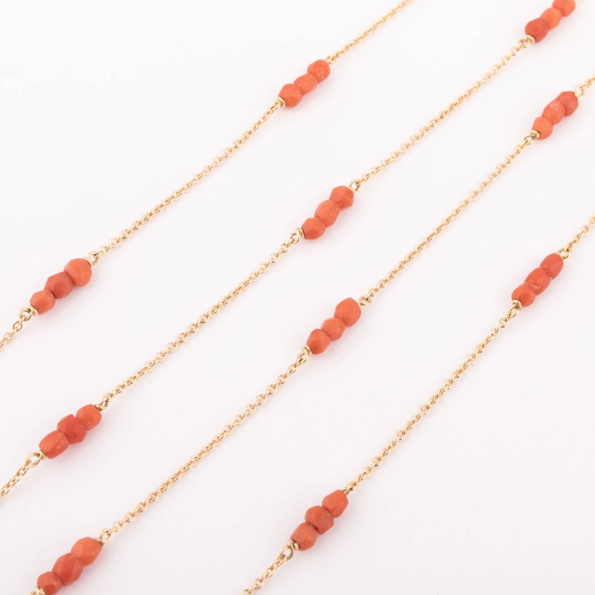 Sautoir en or jaune et boules de corail facettés - Castafiore