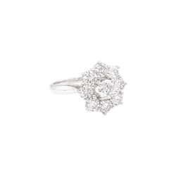 Bague Marguerite en or blanc et platine, sertie de diamants.