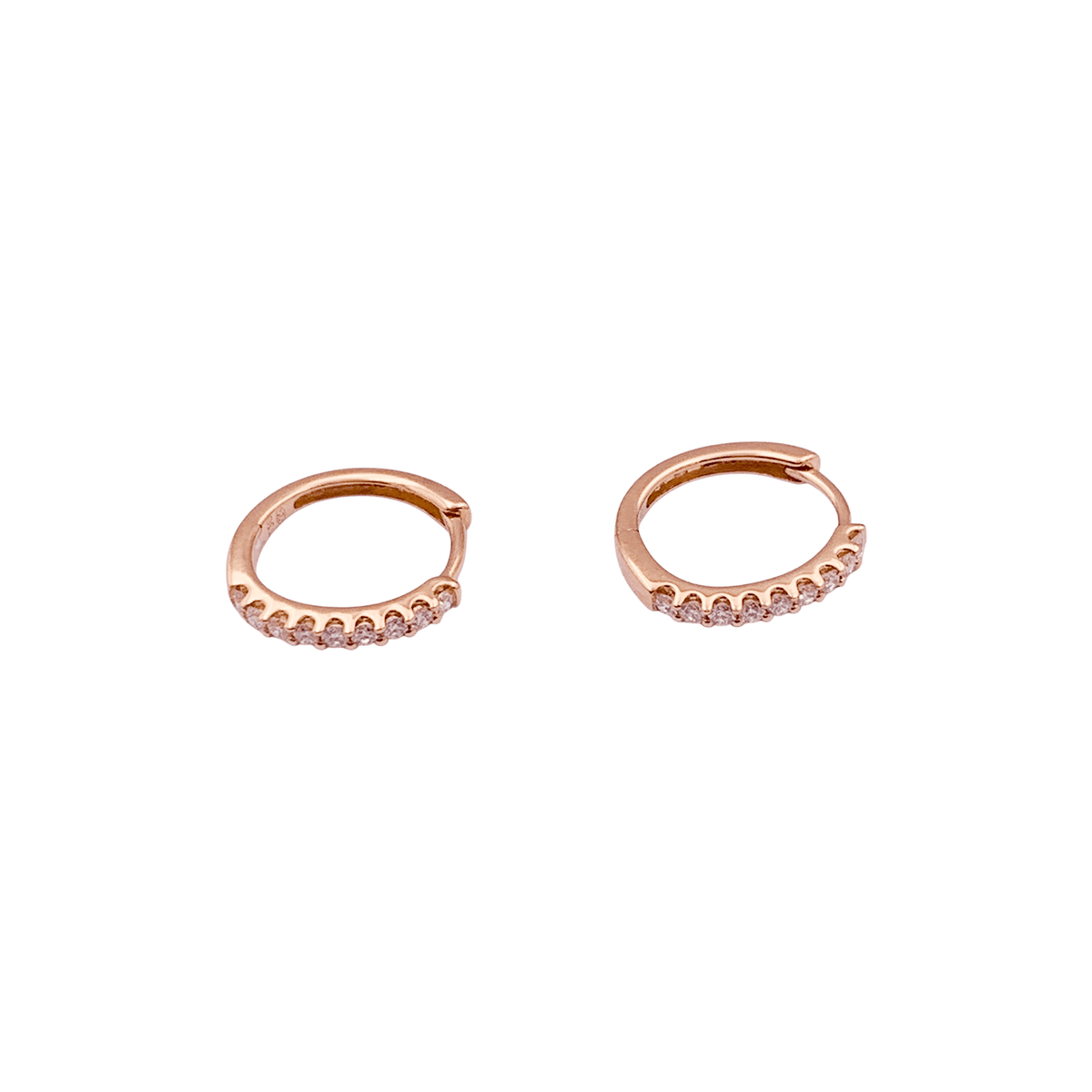 Paire de petites créoles en or rose, diamants.