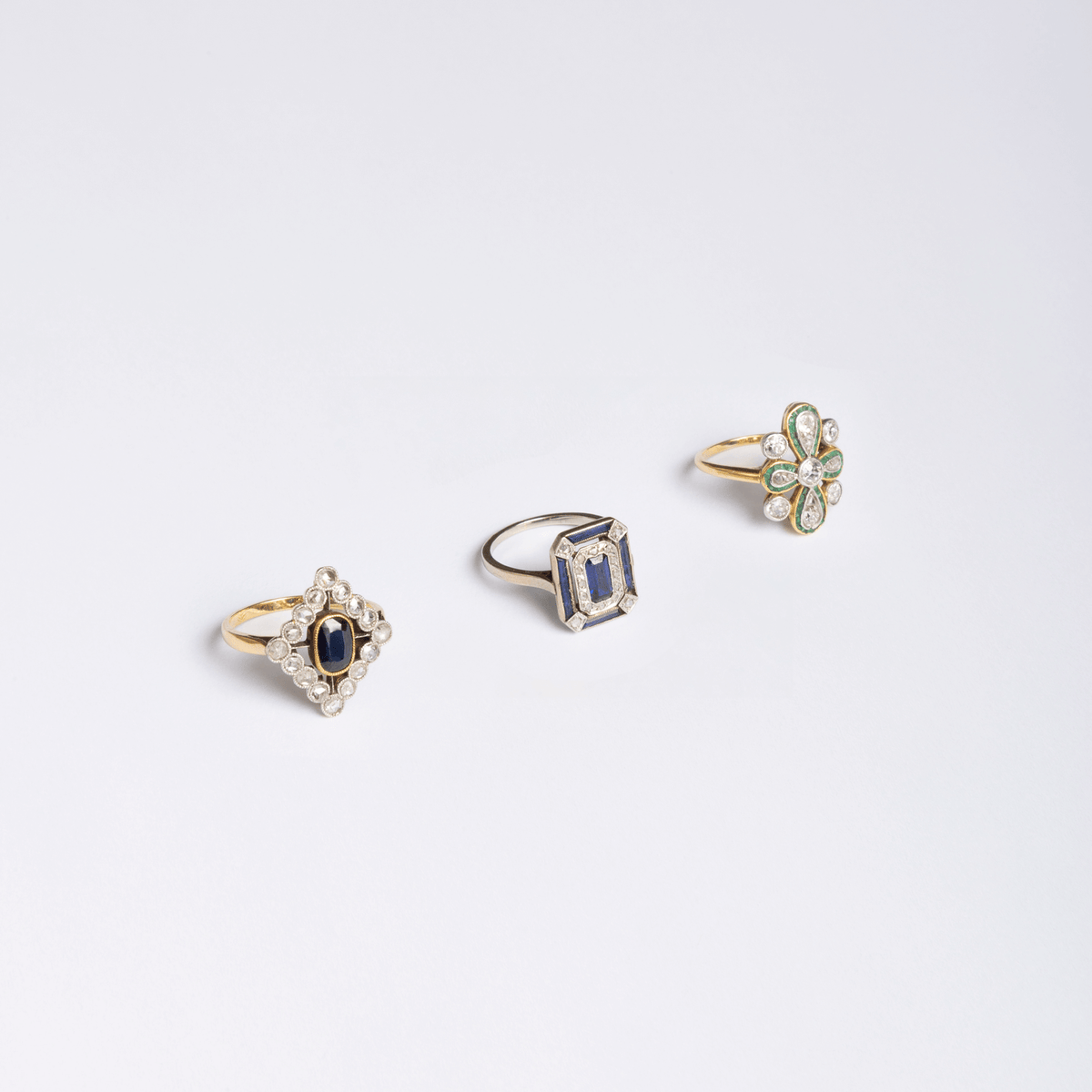 Bague en or blanc et saphir