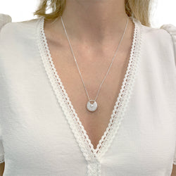 Collier Cartier, "Amulette", or blanc, diamants.
