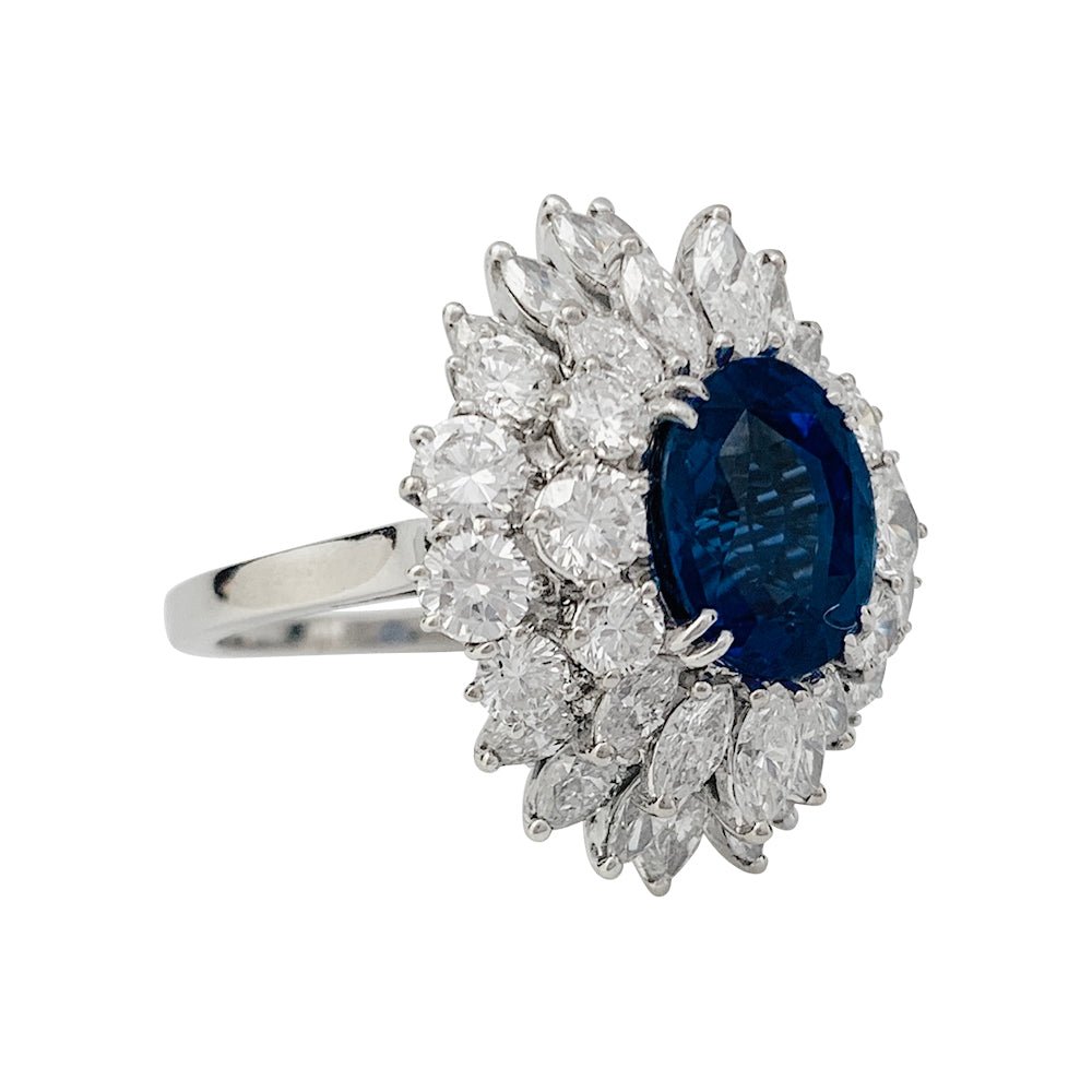 Bague à entourage, saphir et diamants - Castafiore