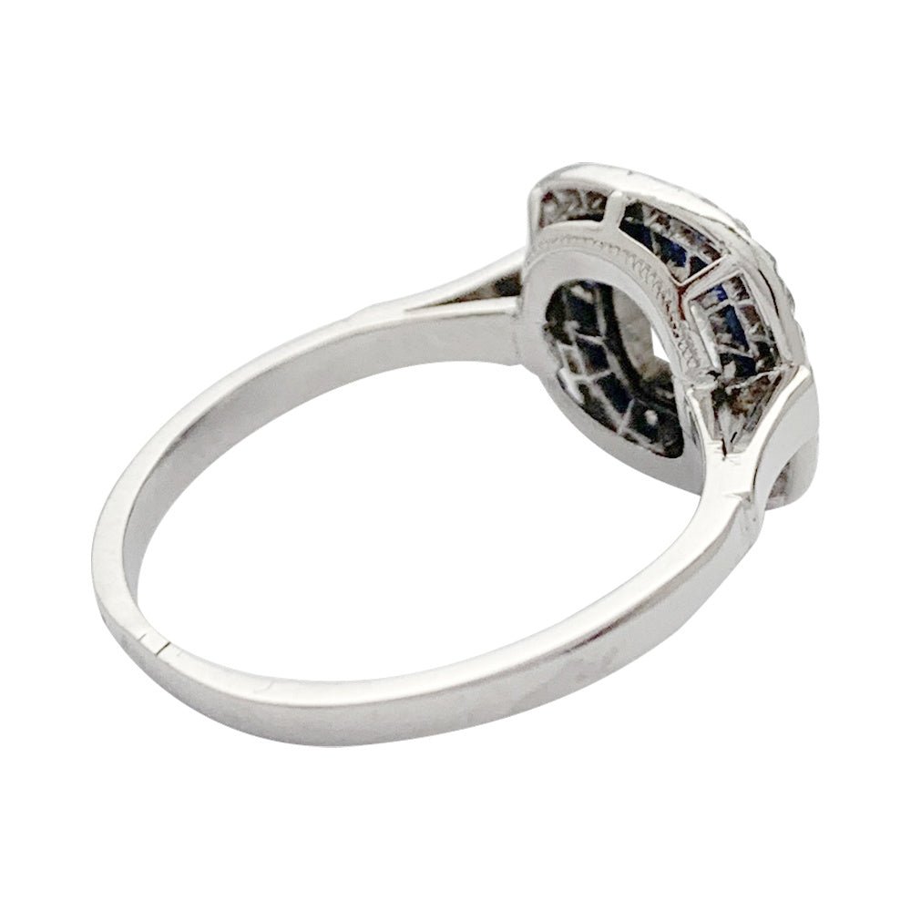 Bague Art déco, diamant coussin, saphirs calibrés - Castafiore