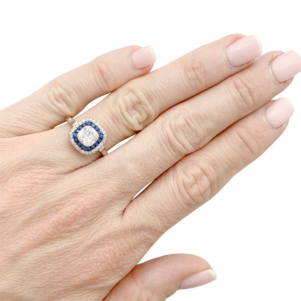 Bague Art déco, diamant coussin, saphirs calibrés - Castafiore
