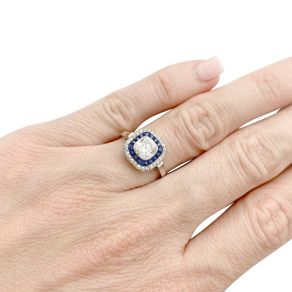 Bague Art déco, diamant coussin, saphirs calibrés - Castafiore
