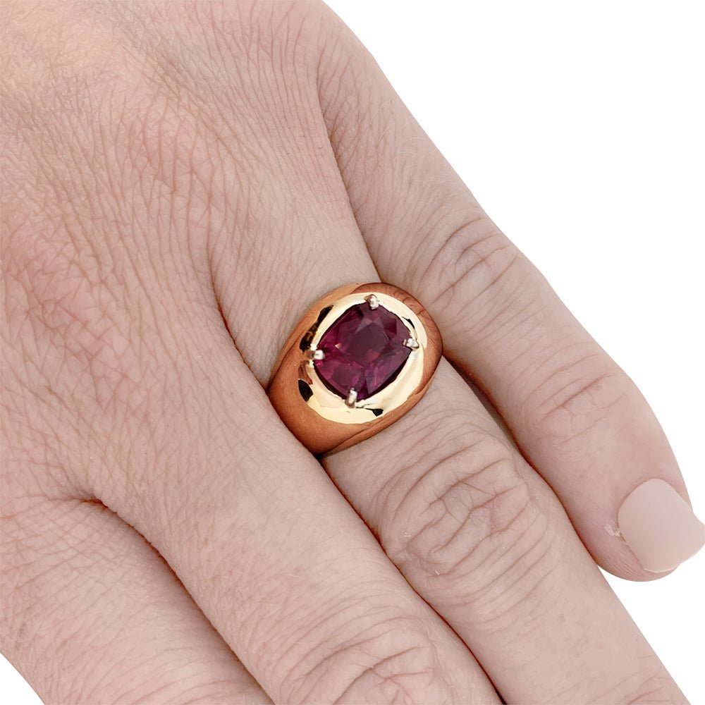 Bague bombée en or rose, rubis ovale pesant 2.53 carats - Castafiore
