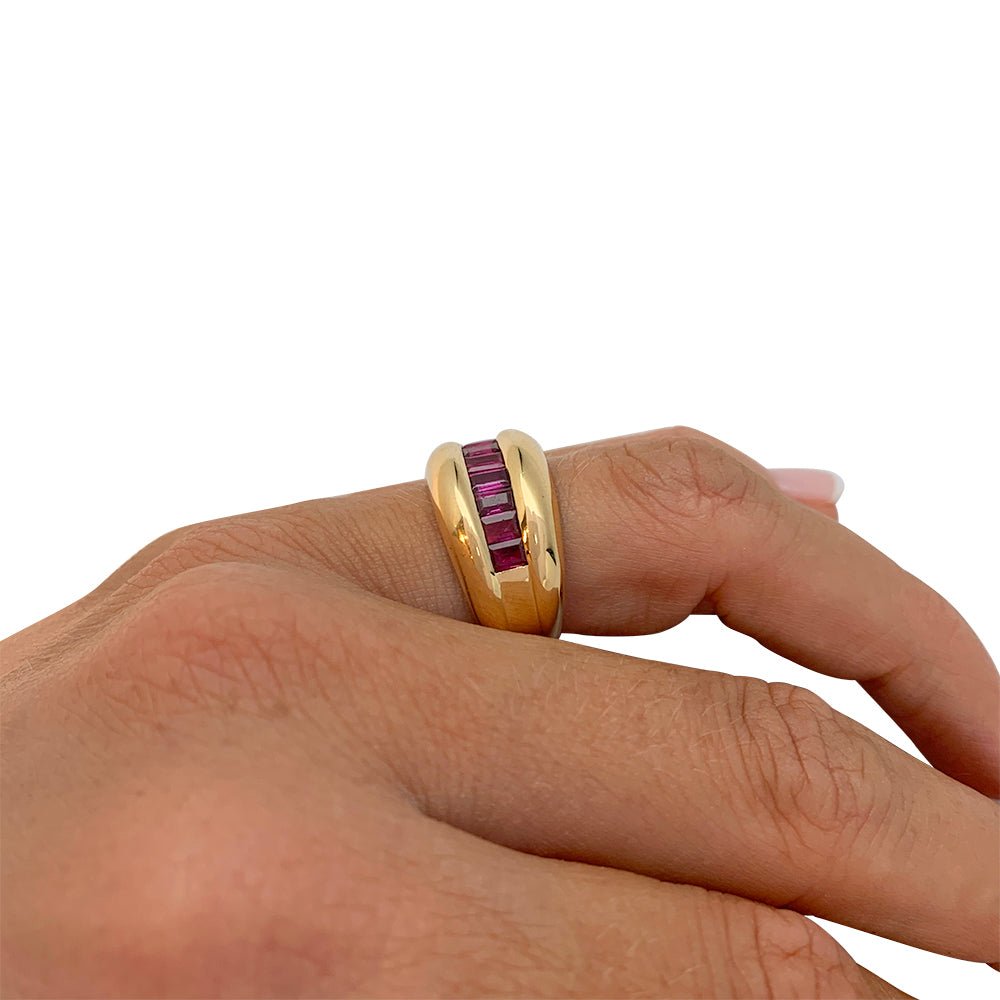 Bague Cartier,"Odin", or jaune, rubis calibrés - Castafiore