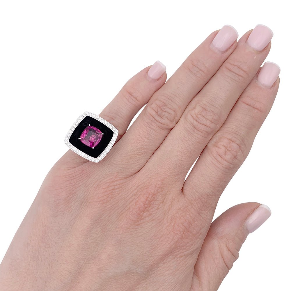 Bague CHANEL "Nuit Noire" en or blanc, saphir rose, diamants et émail - Castafiore