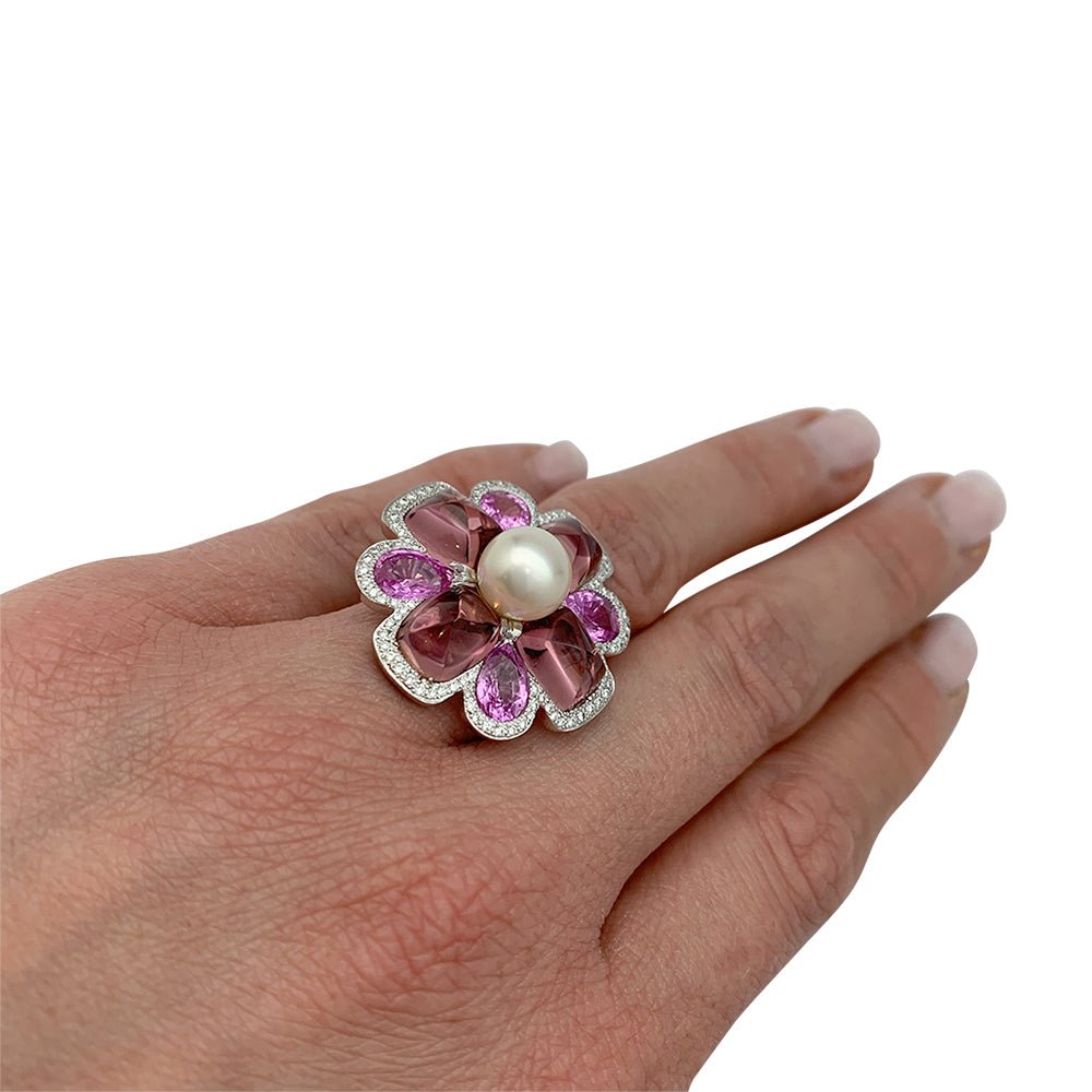 Bague CHANEL, "San Marco", or blanc, perle, saphirs roses, tourmalines roses, diamants - Castafiore