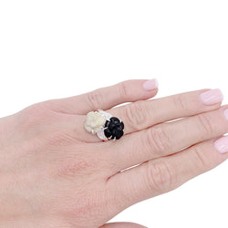 Bague Chanel, "Toi & Moi - Mini Camélia sculpté", or blanc, diamants - Castafiore