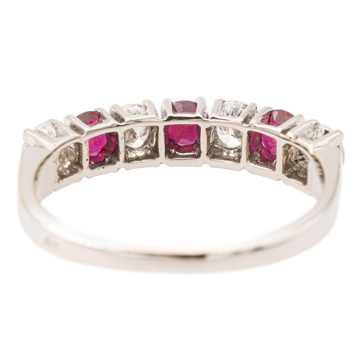 Bague Demi Alliance en or blanc, rubis et diamants - Castafiore