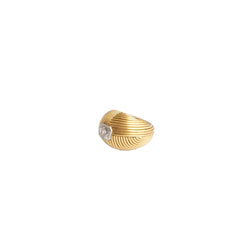 Bague en forme de dôme en or jaune et d'un diamant serti clos - Castafiore