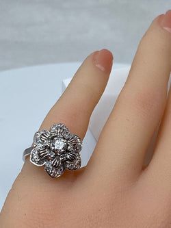 Bague en or 18 carats «  Marguerite à six pétales »sertie de diamants - Castafiore