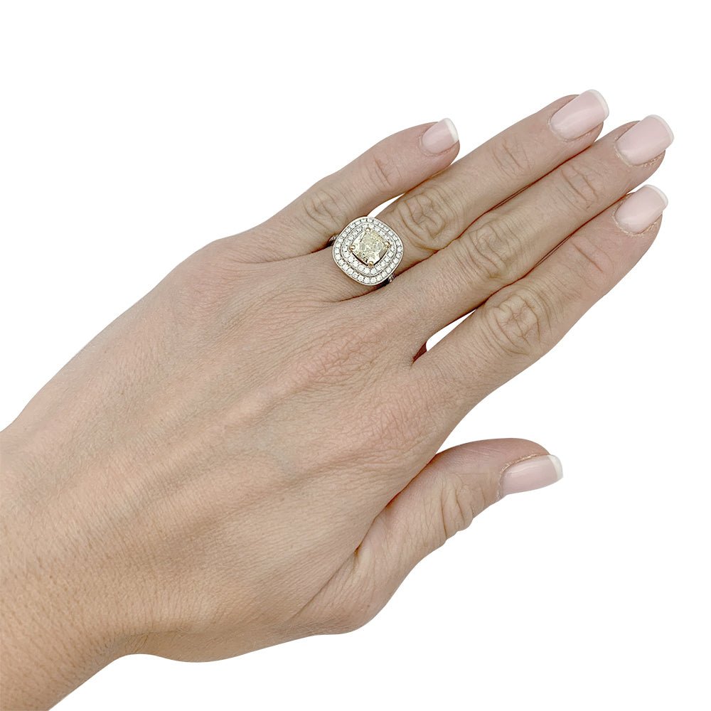 Bague en or blanc à entourage, centre diamant jaune 2,01 carats - Castafiore