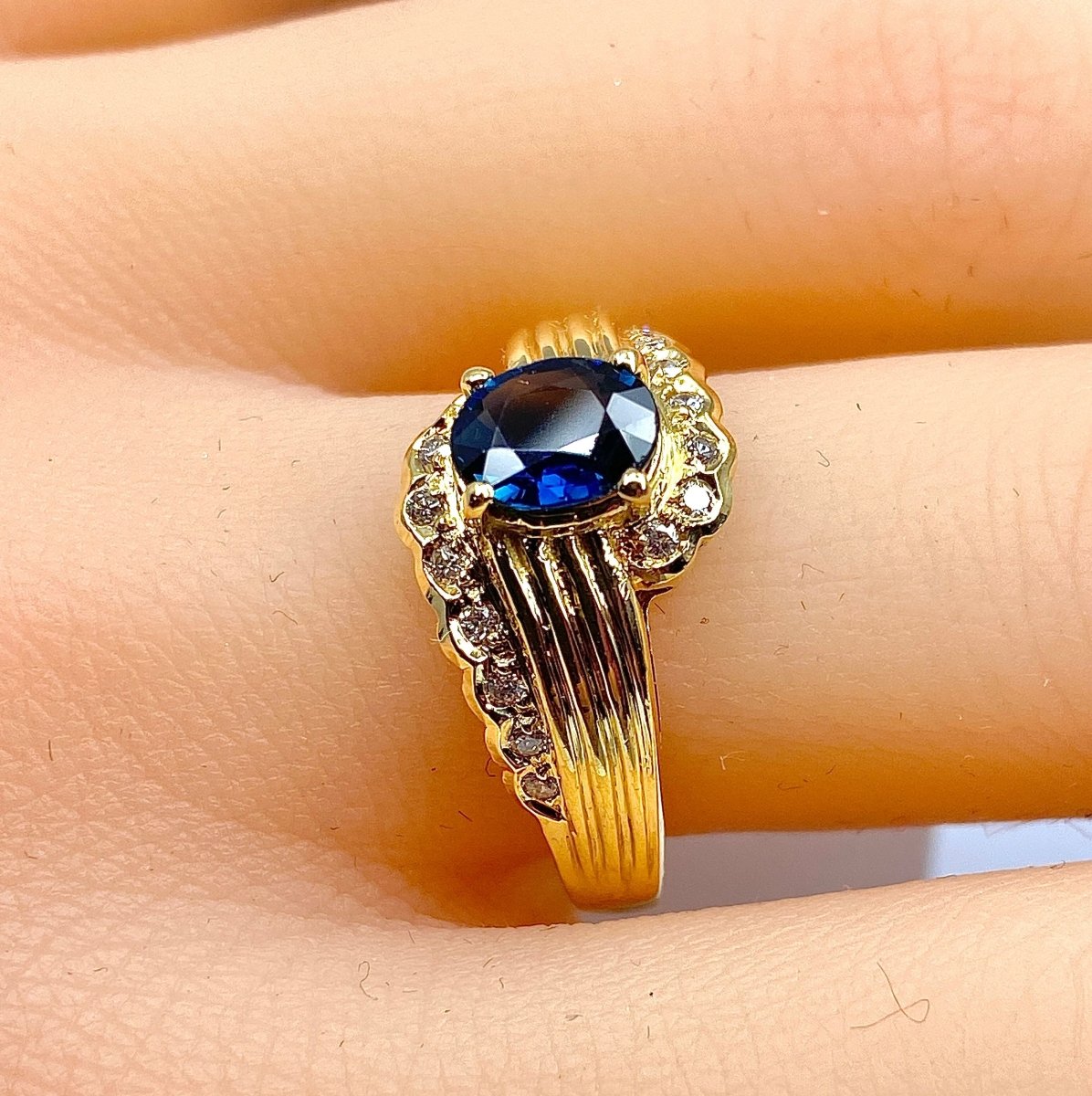 Bague en or jaune 18 carats en saphir et diamants - Castafiore