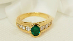 Bague en or jaune, émeraude et diamants - Castafiore