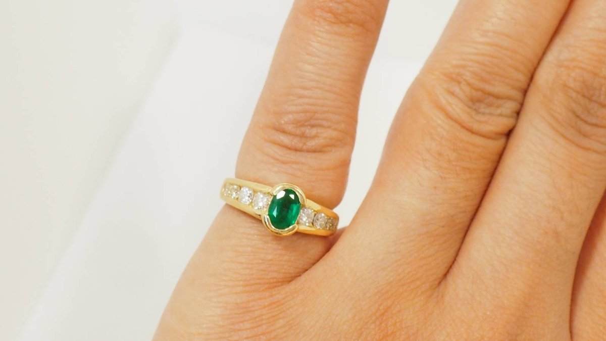 Bague en or jaune, émeraude et diamants - Castafiore
