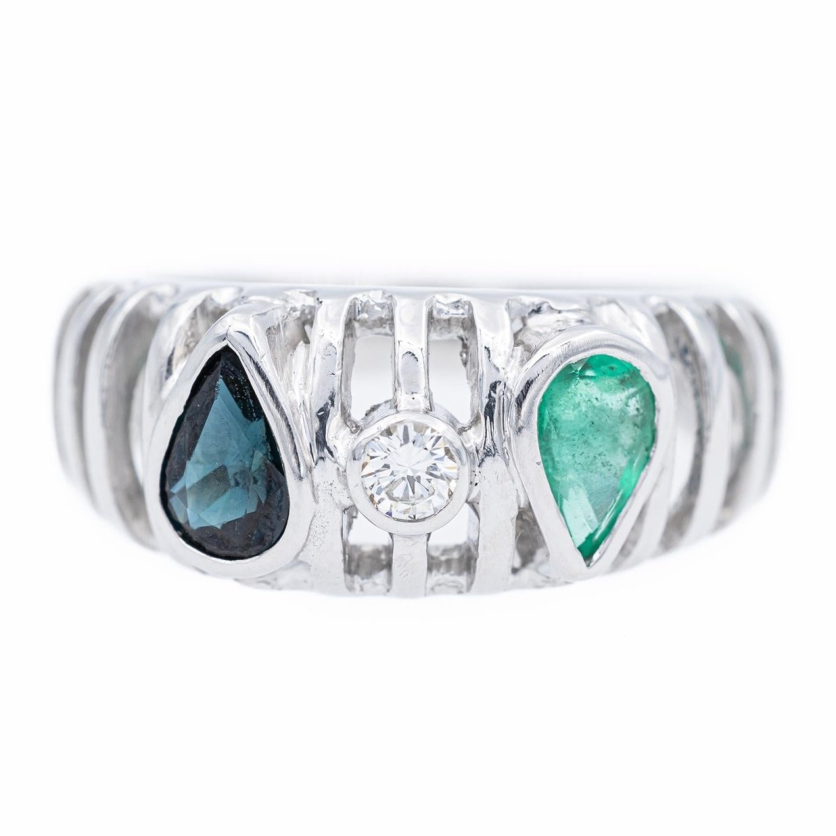 Bague Jonc ajouré en or blanc, saphir, émeraude et diamant - Castafiore