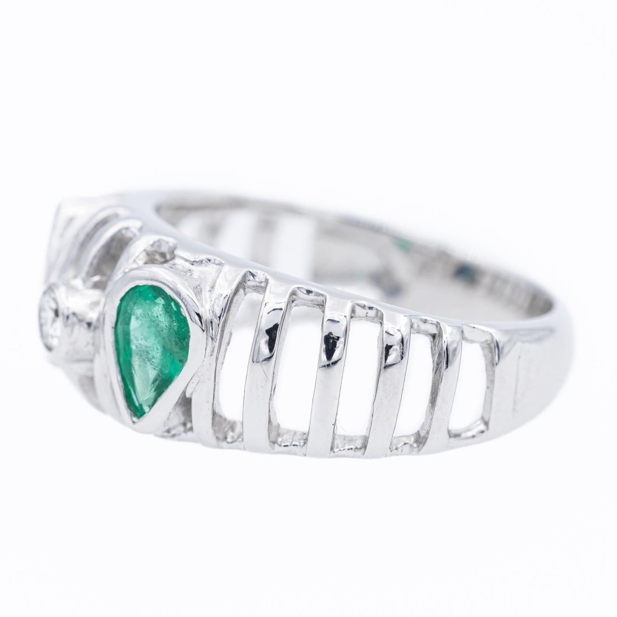 Bague Jonc ajouré en or blanc, saphir, émeraude et diamant - Castafiore