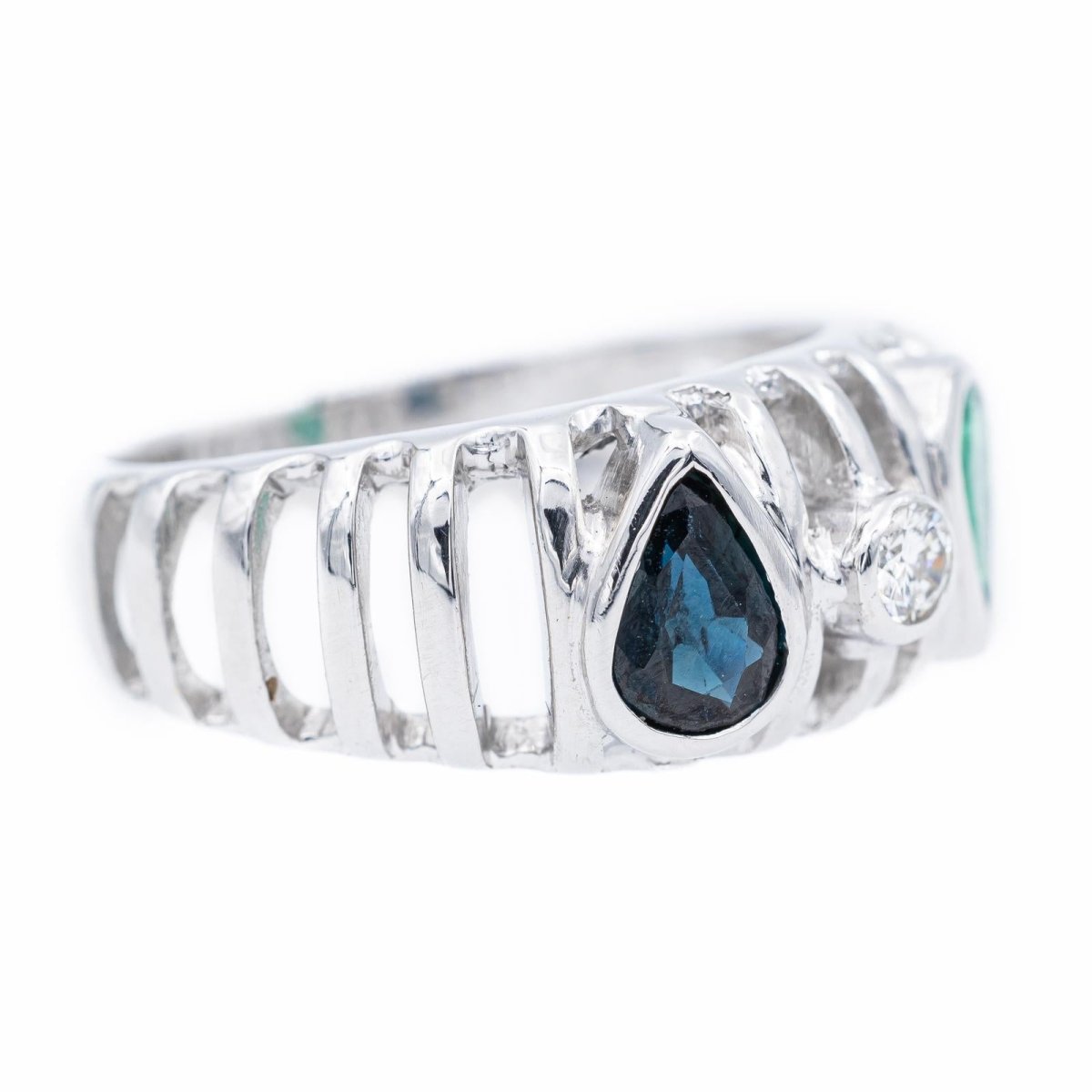 Bague Jonc ajouré en or blanc, saphir, émeraude et diamant - Castafiore