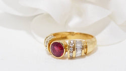Bague jonc en or jaune, rubis naturel et diamants