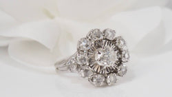 Bague marguerite ancienne en or blanc et diamants - Castafiore