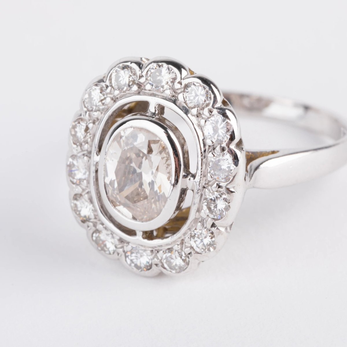 Bague marguerite en or gris et diamant - Castafiore