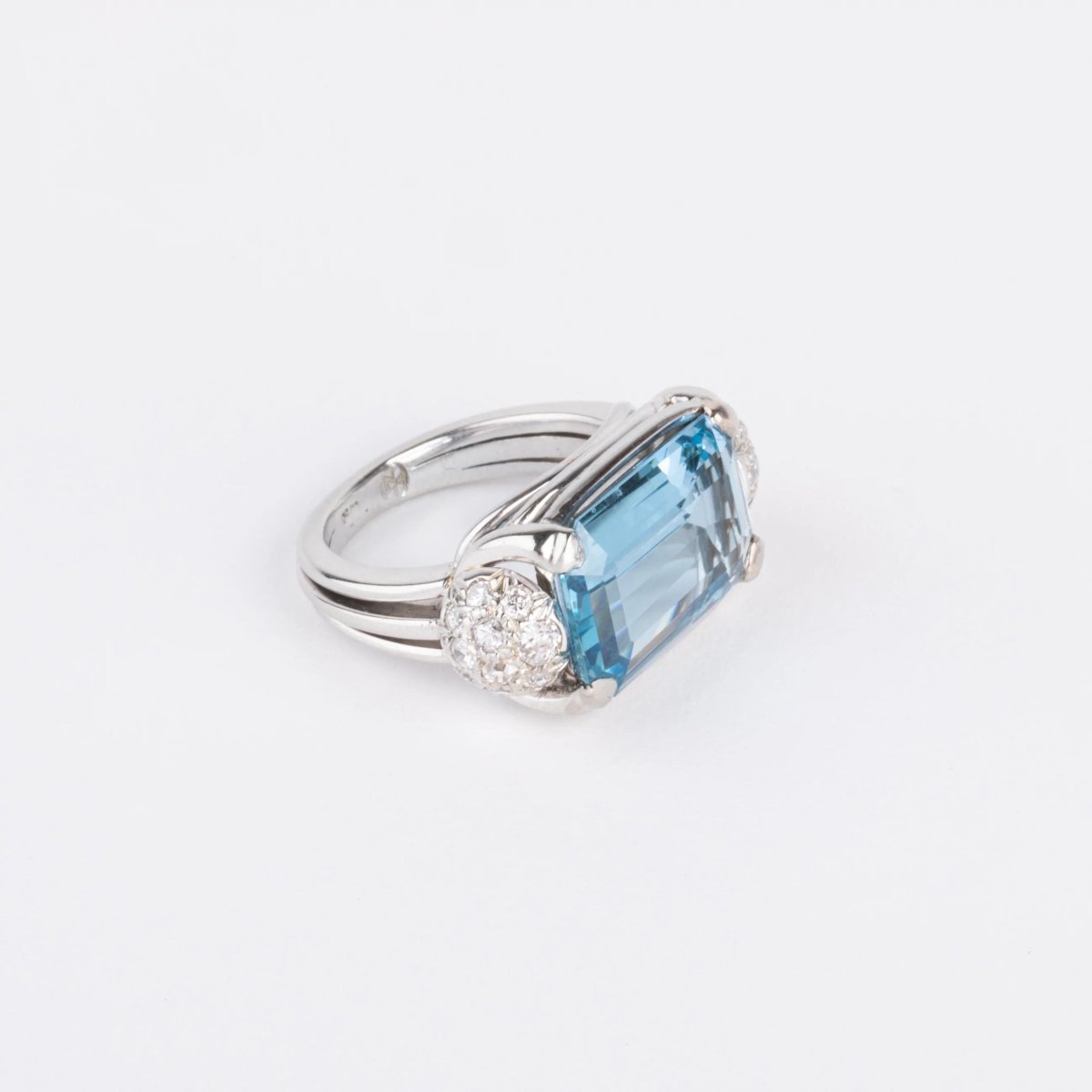 Bague or gris ornée d'une aigue marine et diamants - Castafiore
