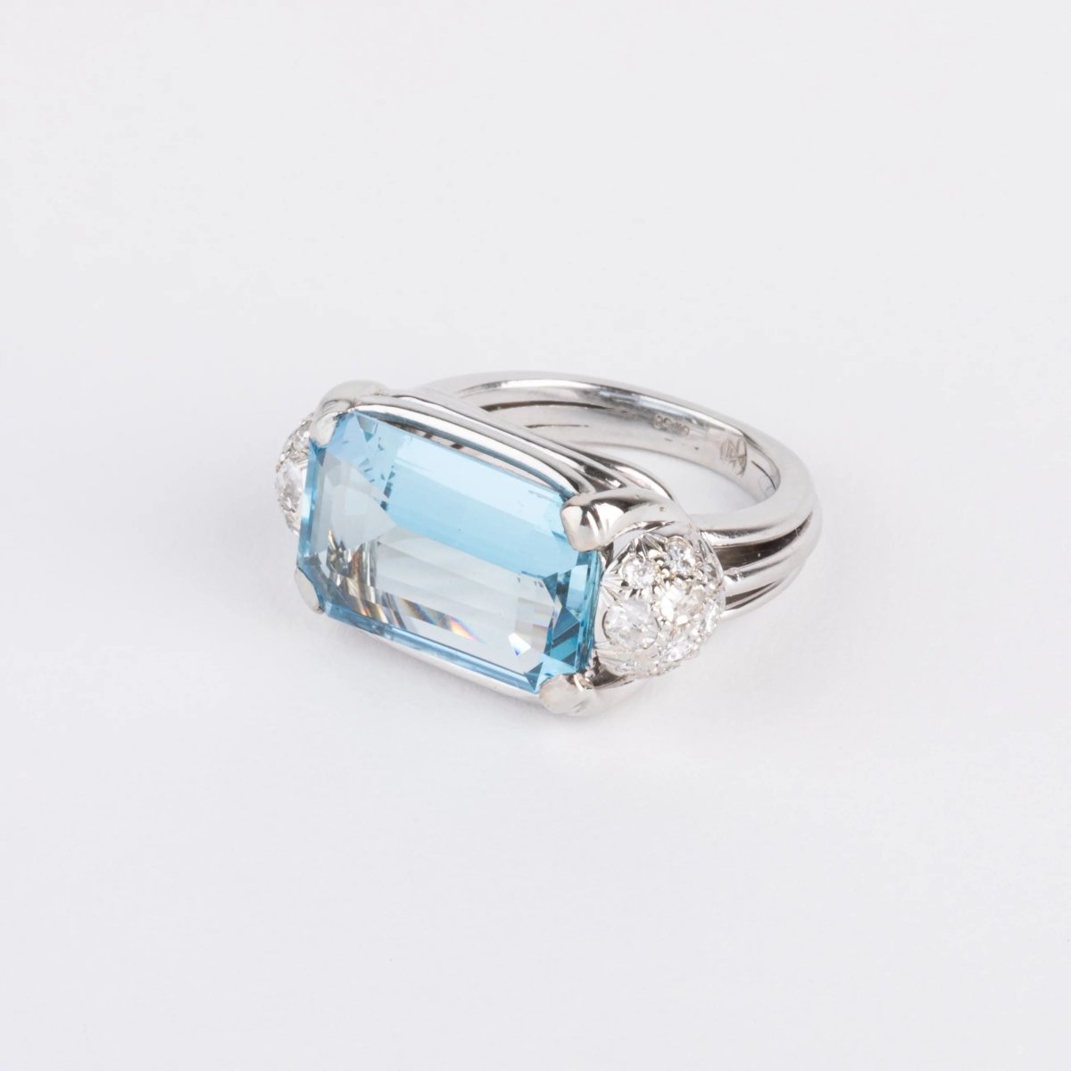 Bague or gris ornée d'une aigue marine et diamants - Castafiore