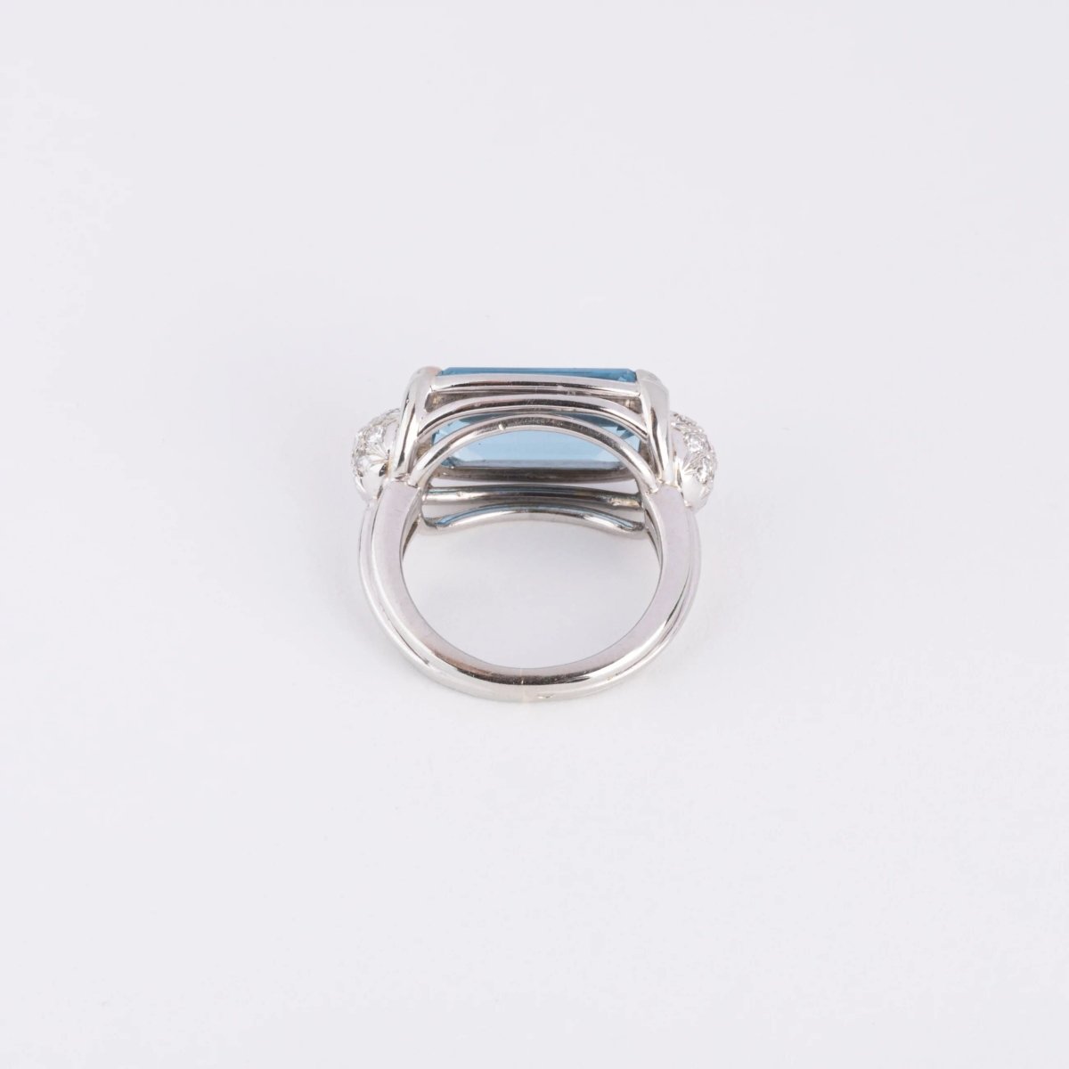 Bague or gris ornée d'une aigue marine et diamants - Castafiore